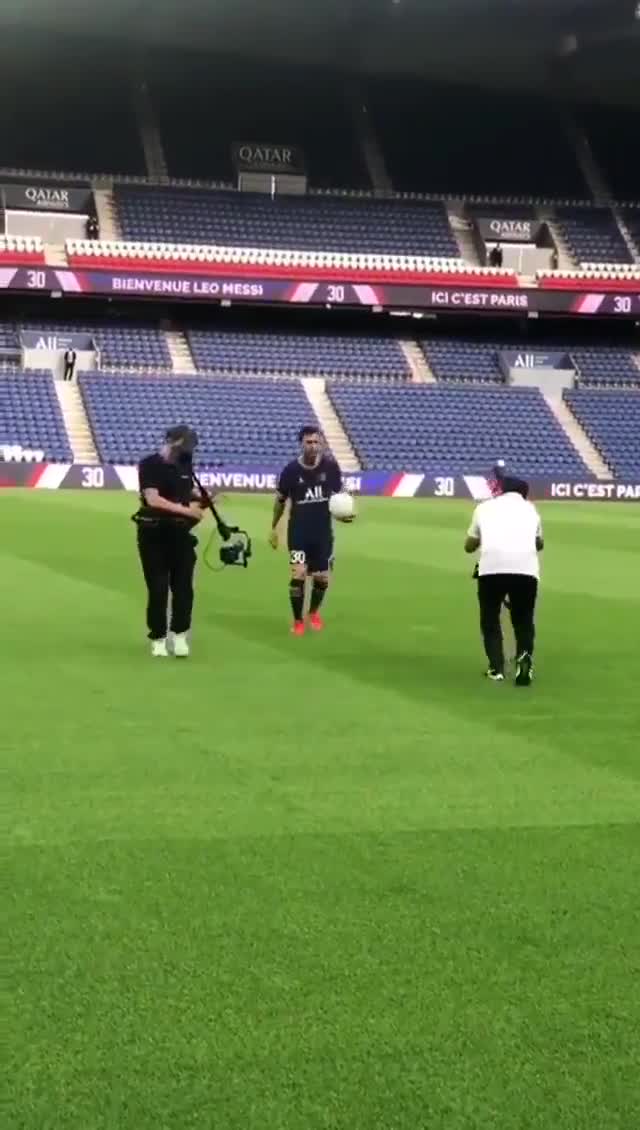 他来啦！梅西穿30号球衣在巴黎王子公园球场颠球