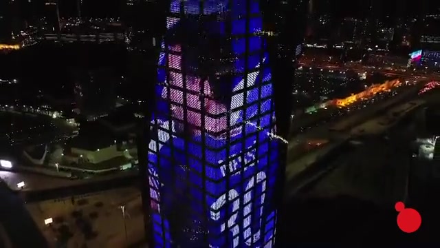 欢迎梅西加盟！巴黎赞助商在科威特投放灯光秀
