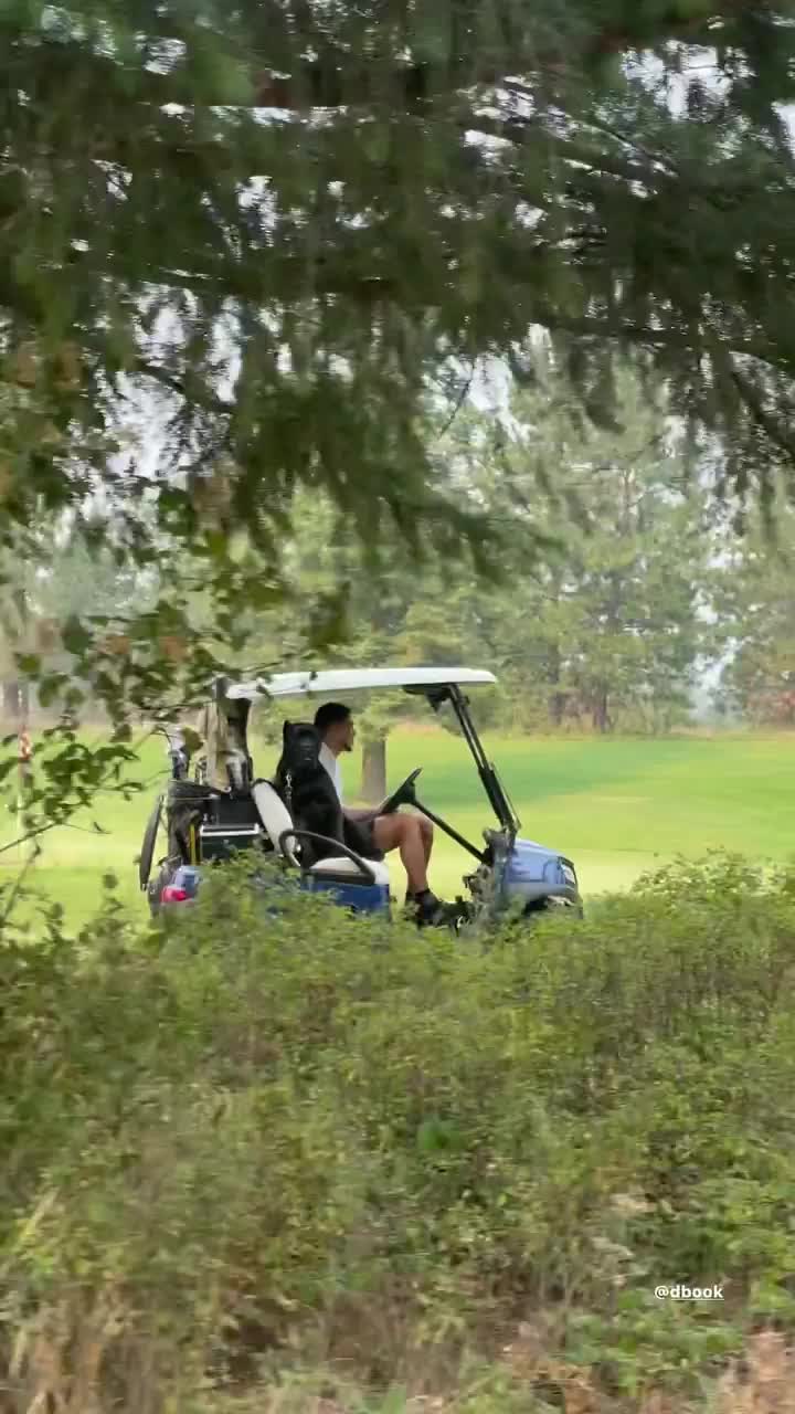 惬意啊！詹娜晒视频：布克开车带狗去打高尔夫