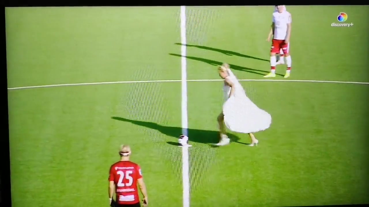 真会玩！挪威联赛惊现新娘开球