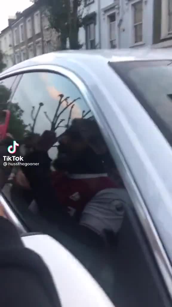 球迷在酋长球场外拦下阿尔特塔的车，并请求他离开阿森纳
