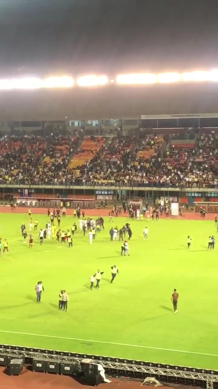 场面一度混乱！委内瑞拉球迷冲入球场试图接近梅西