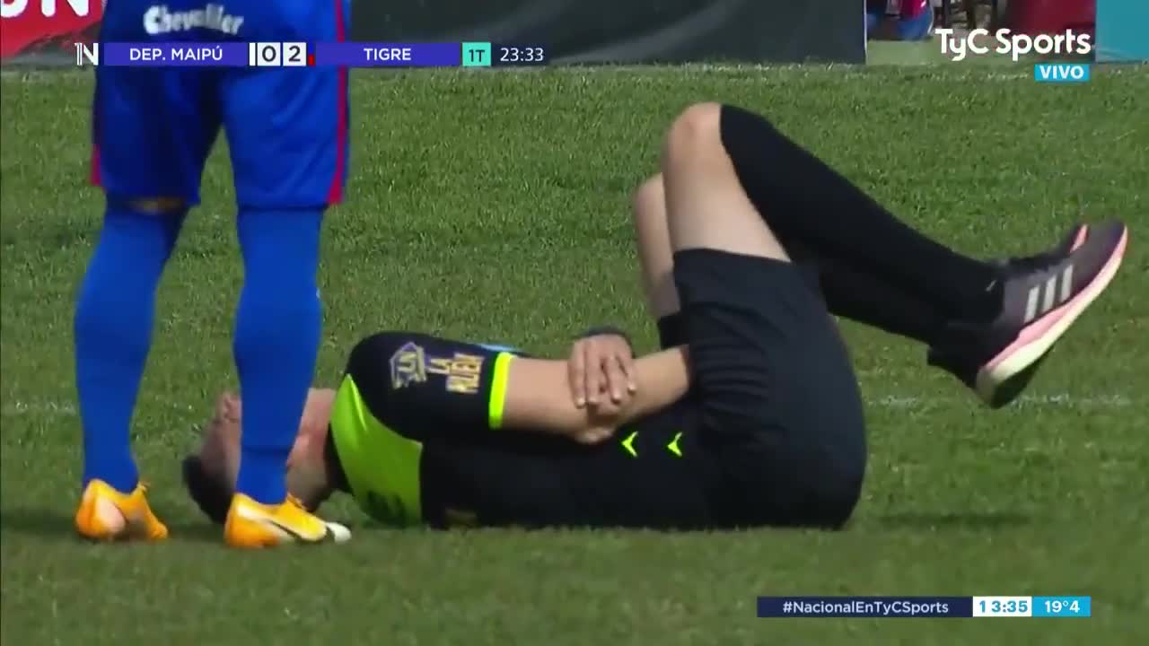 囧！阿根廷联赛裁判被球员绊倒后肘关节脱臼