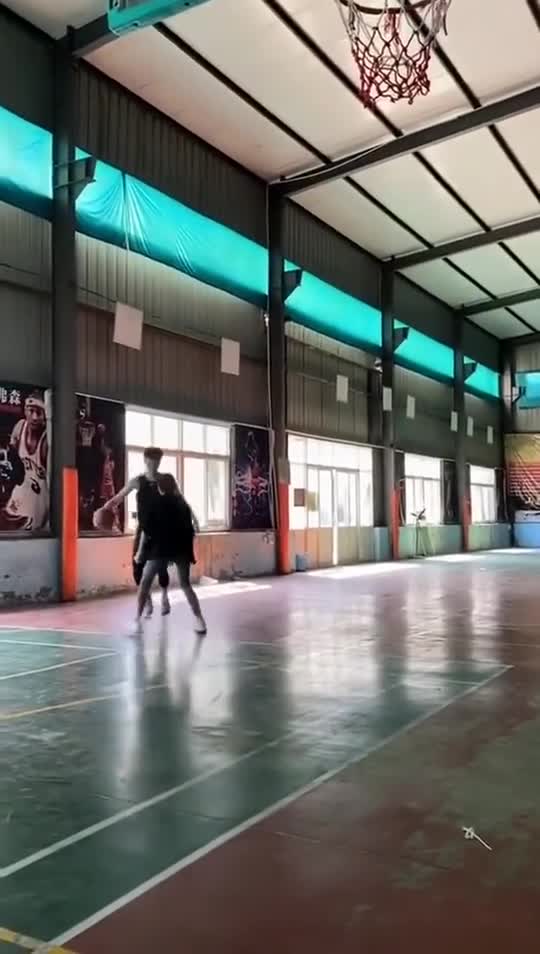 有个女朋友陪你打篮球时是多么快乐的一件事