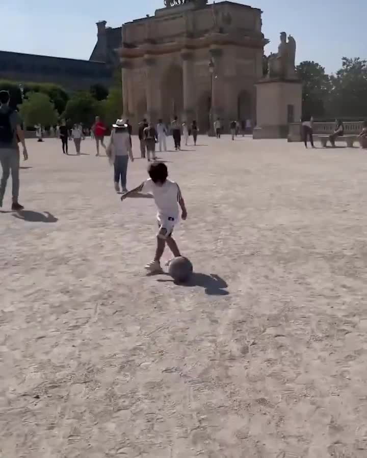 技术如何？马特奥-梅西在巴黎街头踢球
