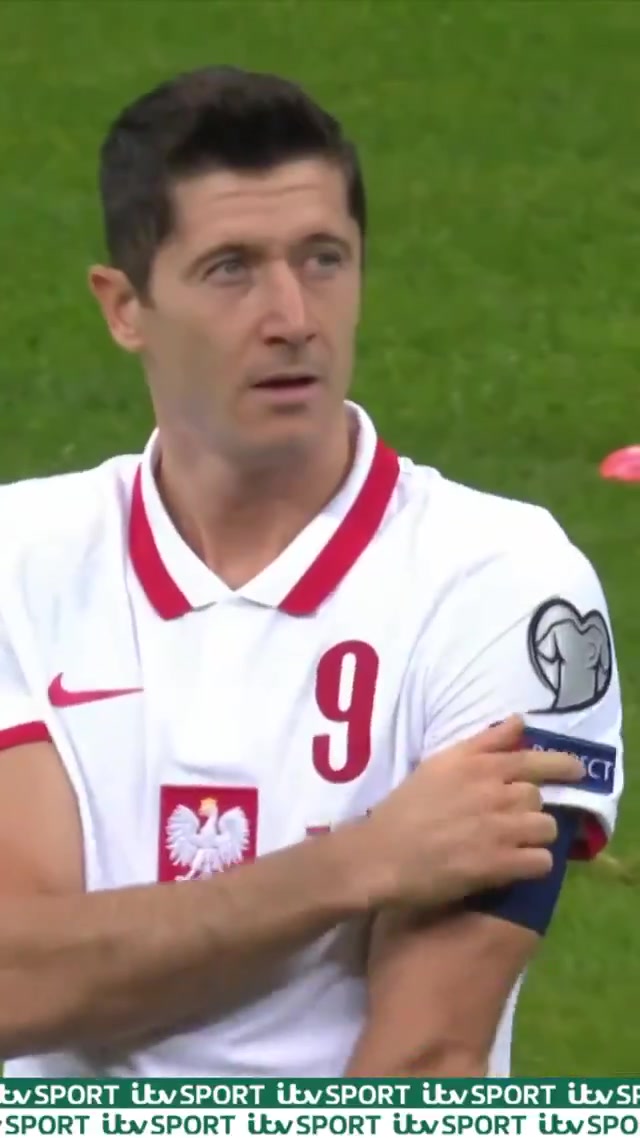 波兰球迷狂嘘英格兰球员为黑人下跪 莱万指着球衣上的“尊重”