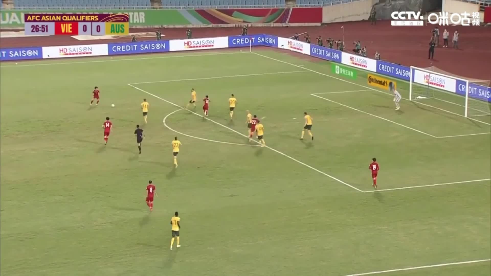 越南球员远射 澳大利亚球员手球 裁判未判点