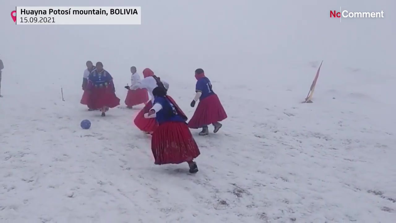 玻利维亚妇女近6千米高海拔的山顶踢雪地球