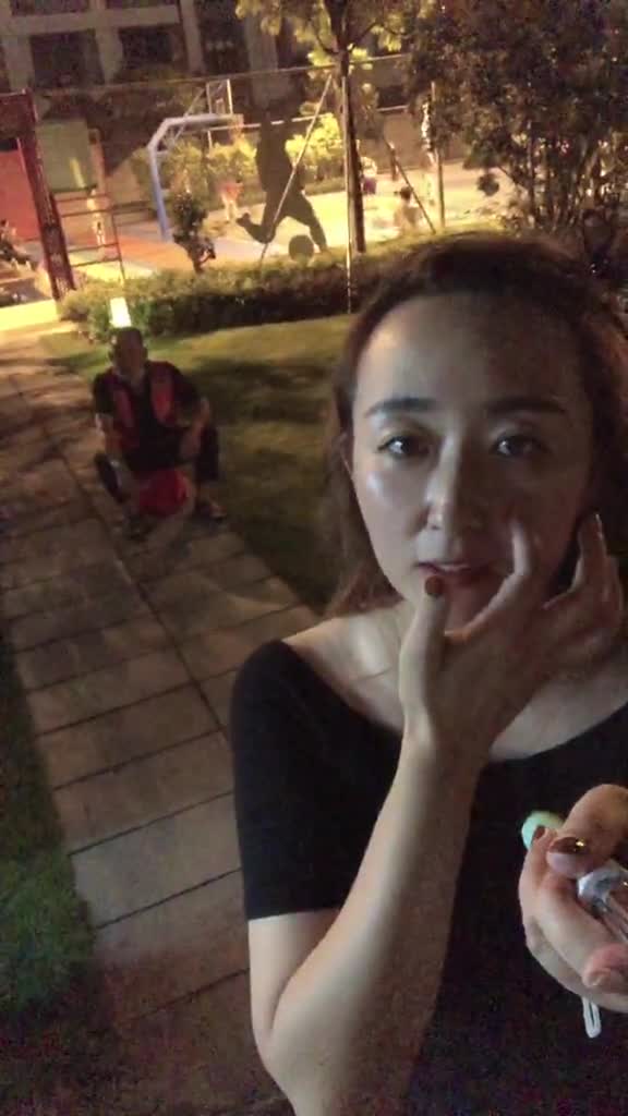 阿姨晒自拍：吐露出中年妇女心声 球场美少男让人流口水