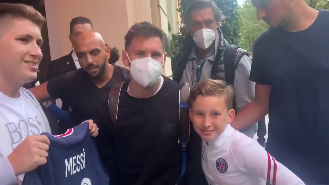 球迷实拍在巴黎酒店围堵梅西索要签名