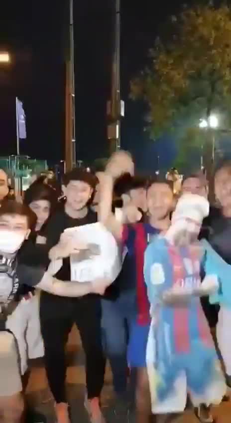 歌唱梅西！巴拉圭球迷街头欢迎梅西