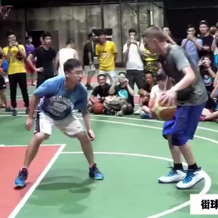 街球“教授”中国行与球迷1v1切磋 最后一球太华丽！