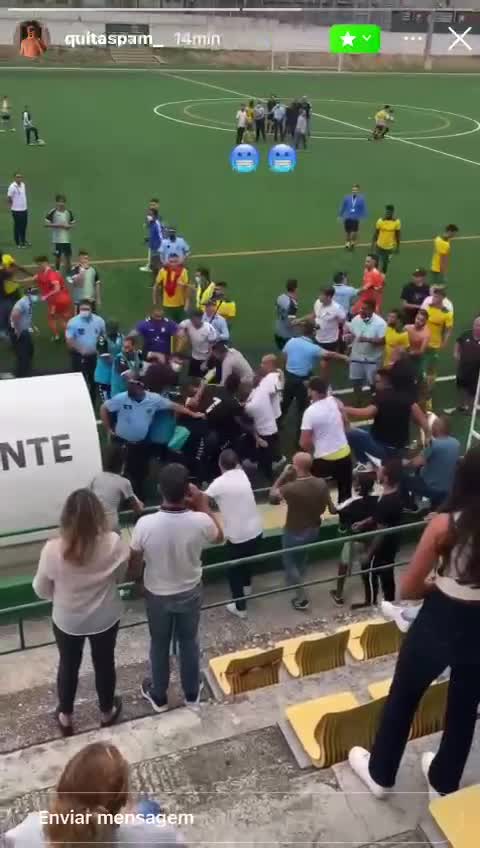 葡萄牙联赛球迷闯入赛场干架 球场安保人员鸣枪制止