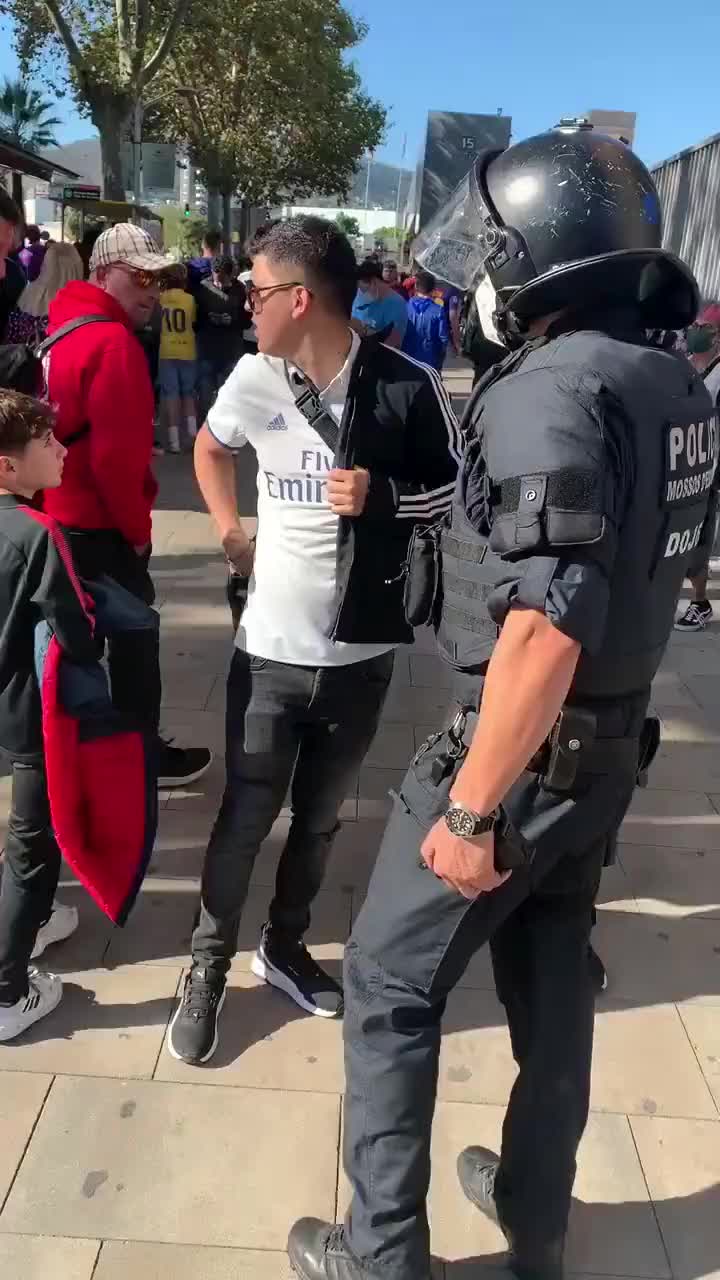 警察让皇马球迷穿上外套，以免激发矛盾