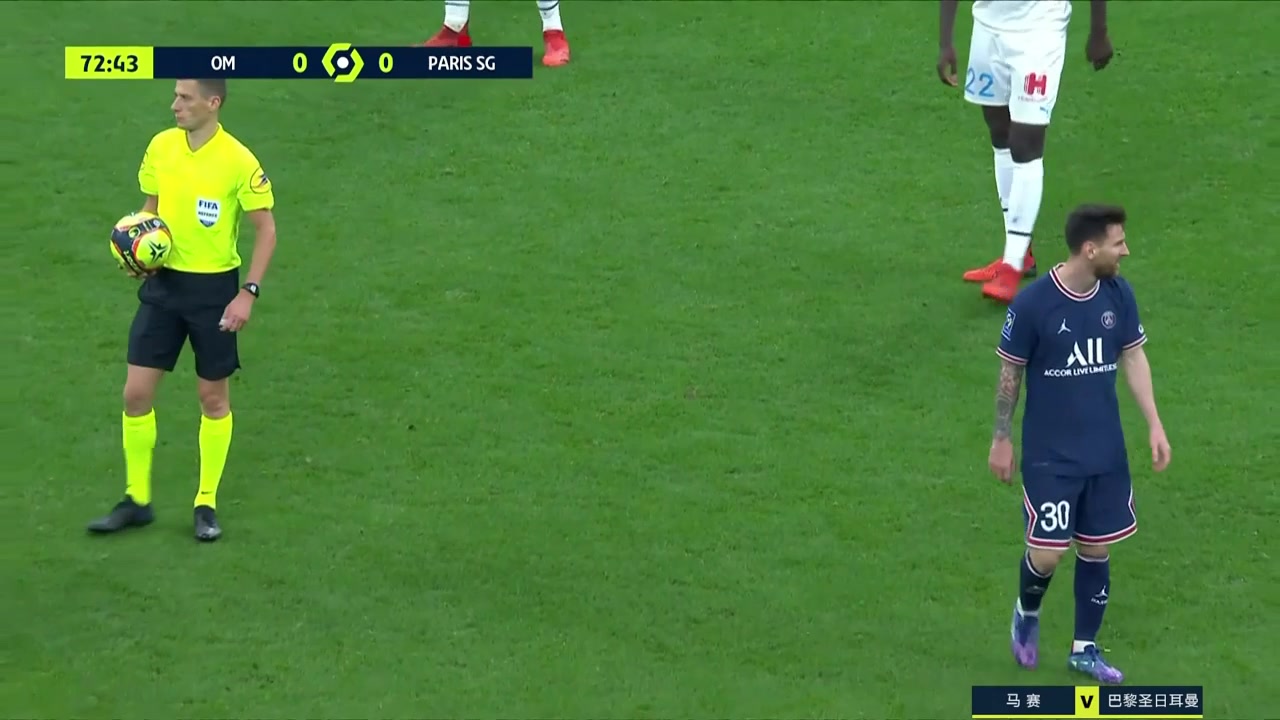 一球迷闯入球场追赶防守梅西 巴黎反击良机被迫终止