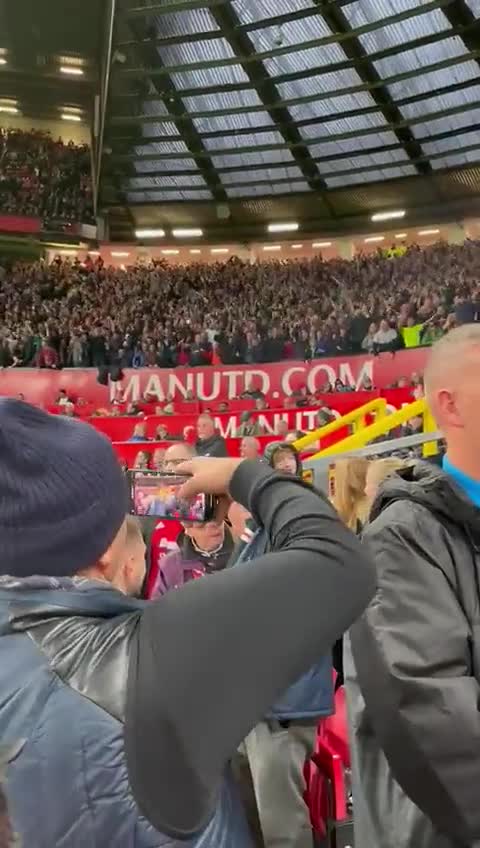 现场利物浦球迷高唱：索帅留下来！