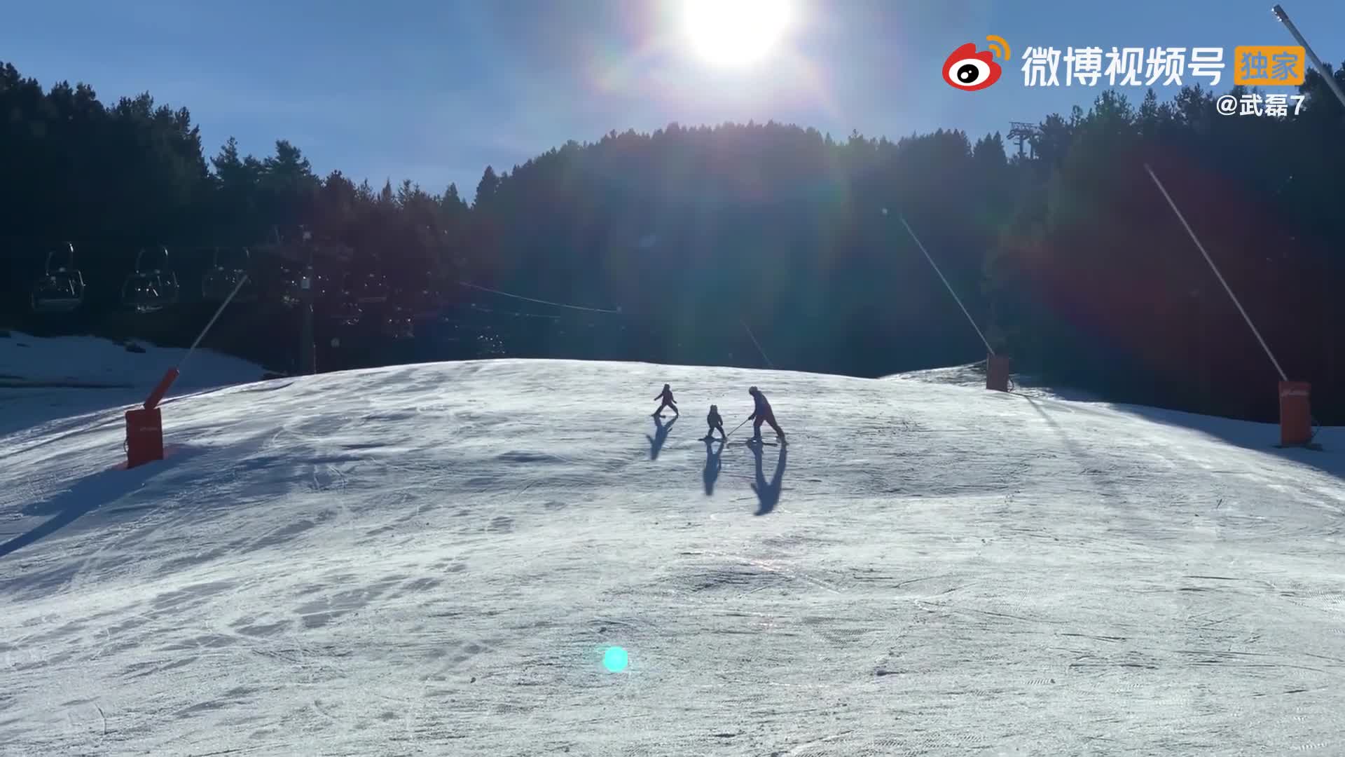 武磊晒与妻儿滑雪视频助力冬奥100天