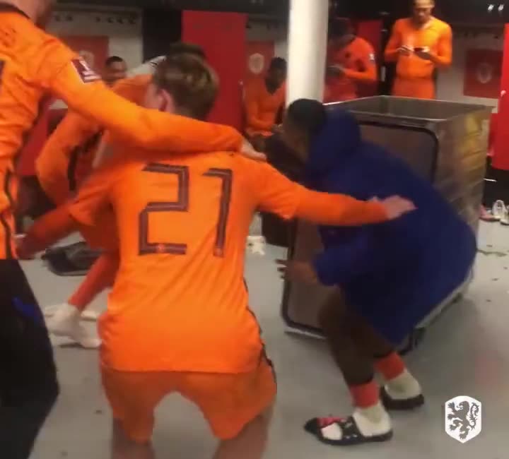 荷兰赛后更衣室欢快庆祝晋级世界杯
