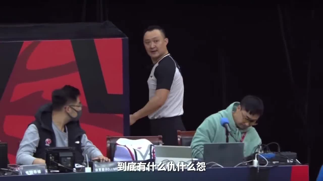 闫军受伤引辽宁球迷欢呼！揭秘裁判中的“川军”与辽篮的恩恩怨怨