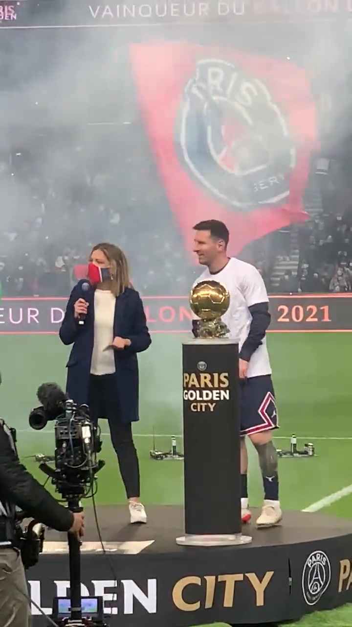现场球迷实拍梅西展示自己的第7座金球