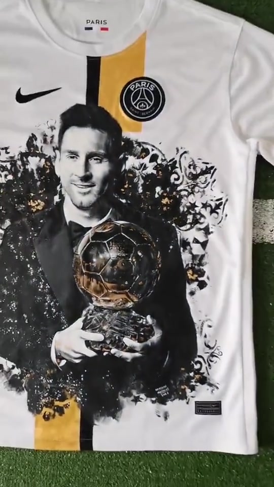 秀啊！球迷在巴黎球衣上画梅西手捧金球奖