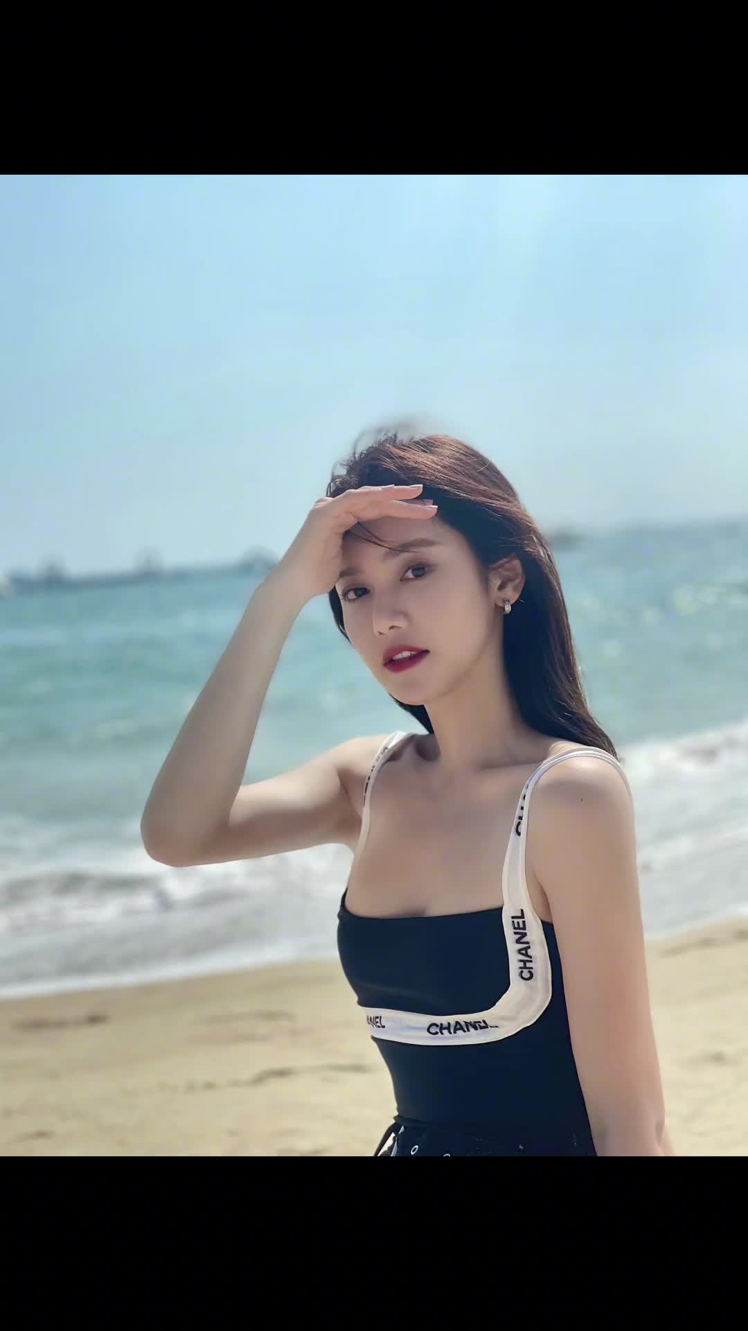 美娜：又不是每天都看到海，当然要拍照记录啦