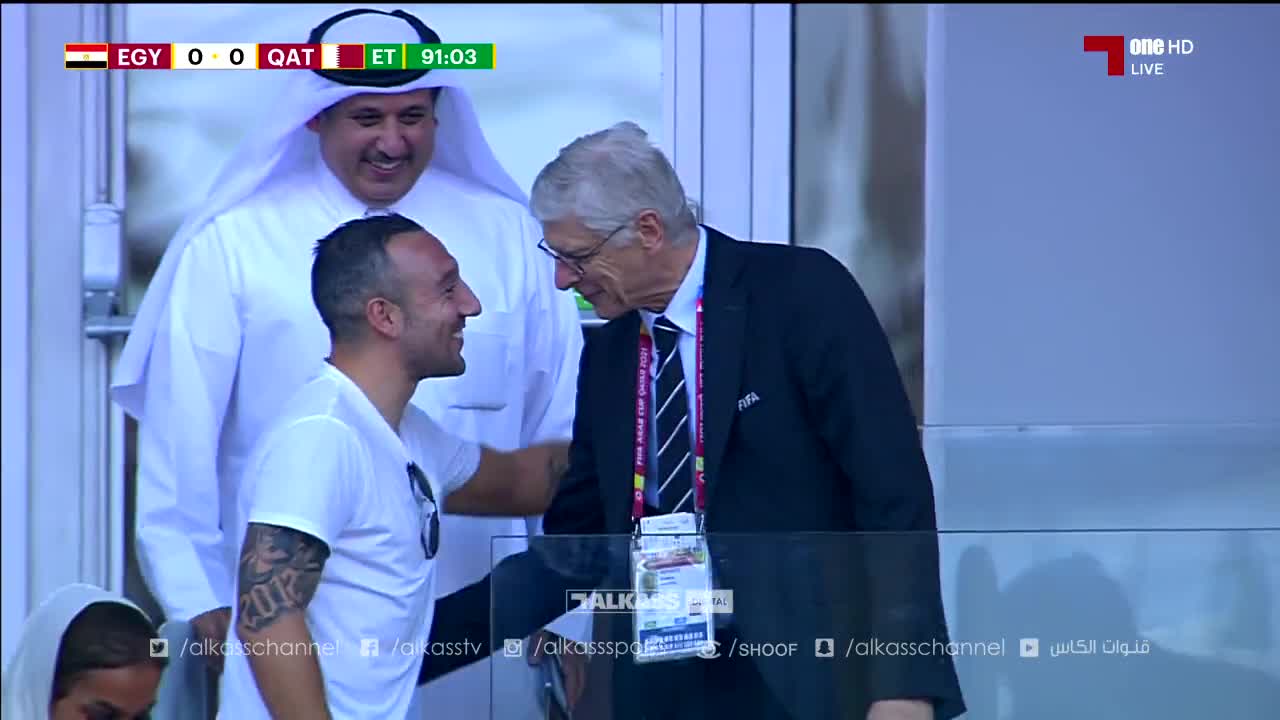 温格和卡索拉在阿拉伯杯比赛现场相遇