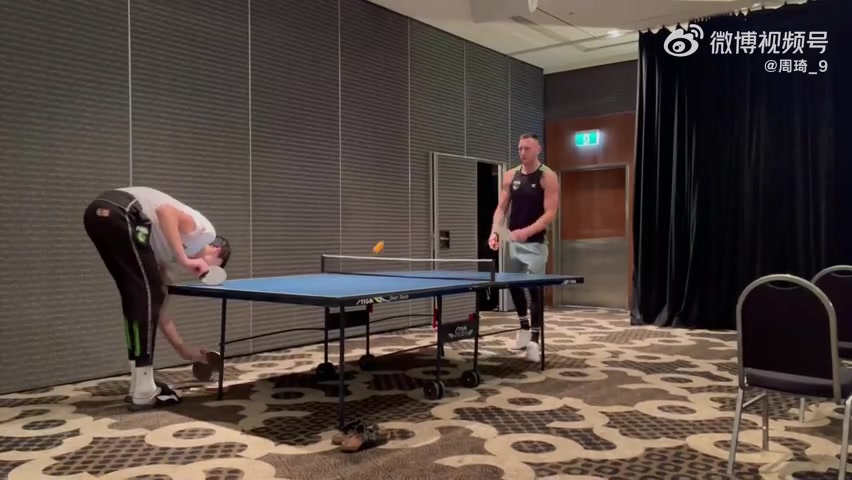 你俩又腻在一块 周琦晒和队友克里克打乒乓球视频