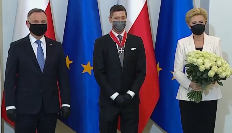 勒万是波兰总统府的客人 并被波兰总统亲自授予波兰文艺复兴奖章