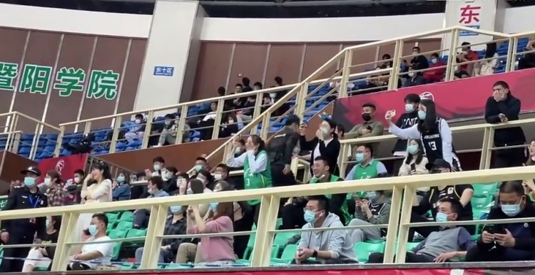 辽宁女球迷昨天大喊:杨明 你不看我 我不看球！