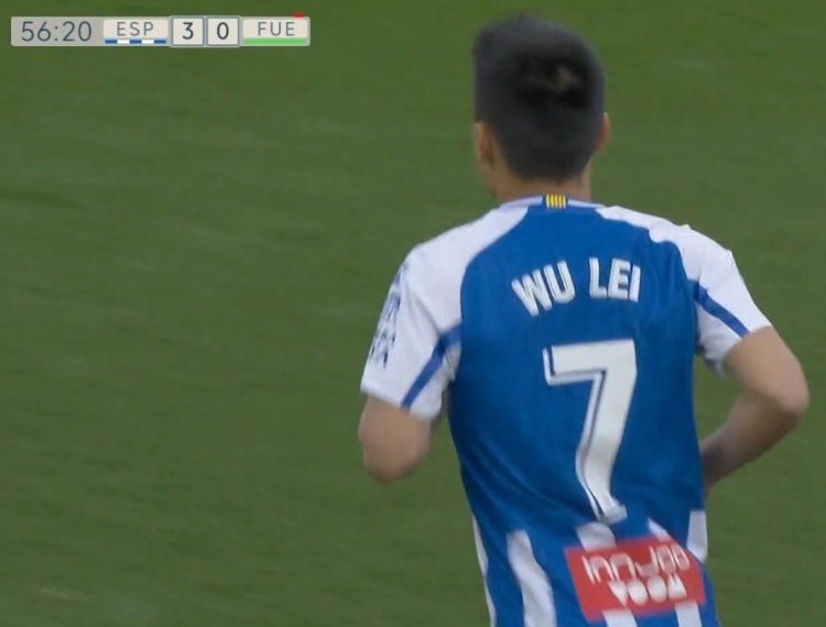 吴磊在第56分钟替补出场.目前西班牙人3-0领先 多打一人
