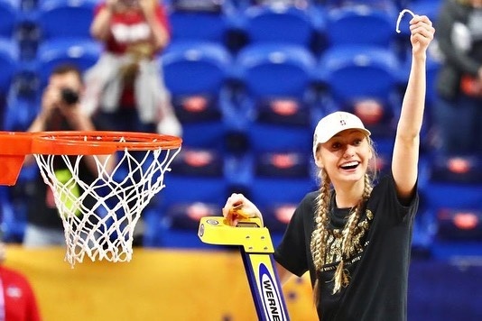 库里祝贺她的妹妹NCAA赢得女子篮球冠军:你好吗 冠军？把它带回海湾地区