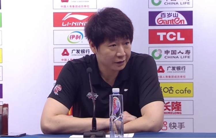 深圳教练邱彪:今天是一场非常精彩的比赛 每个人都有战斗精神