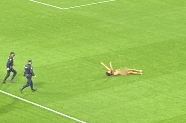 世界体育:格拉纳达体育场的裸男在比赛前14小时藏在体育场里
