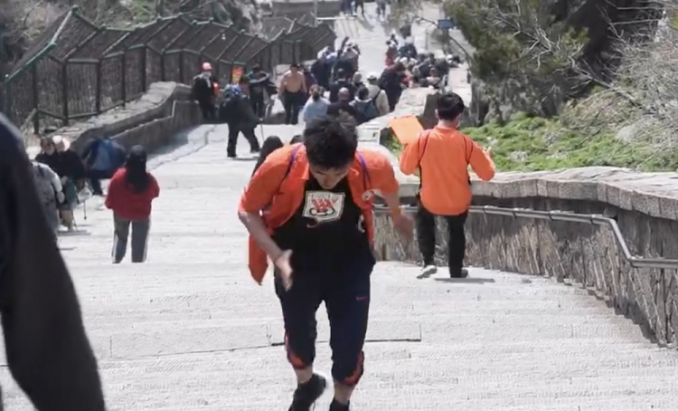 一路小跑 刘洋连续两年成为泰山队第一人爬泰山