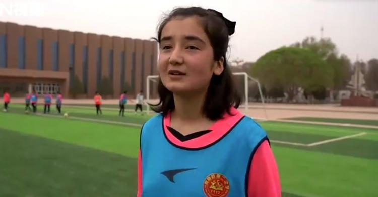 维吾尔族女孩米纳瓦尔:中国女足没有维吾尔族女孩 希望我能成为第一个