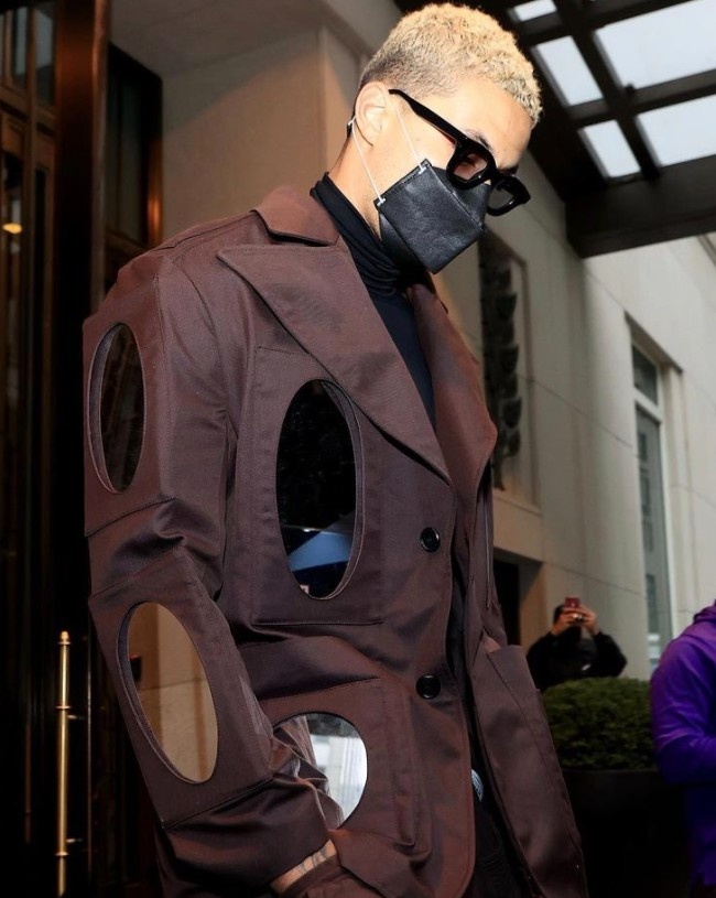 时尚达人！美国媒体曝光了库兹马穿“镜子”夹克的照片