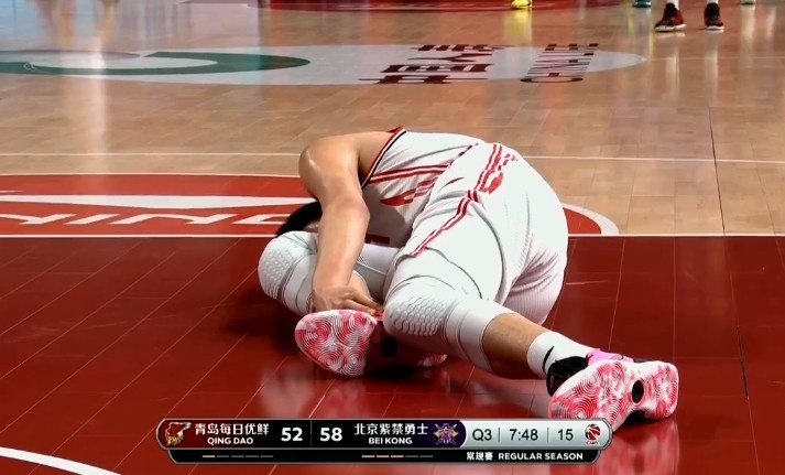 刘传兴防守时不小心伤了右脚踝 然后自己回到板凳上