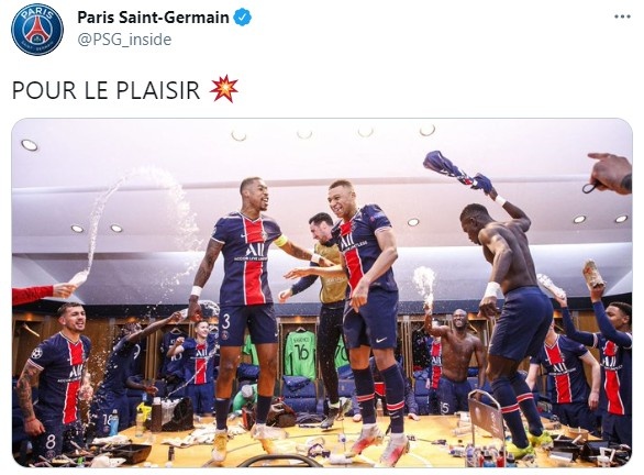 嗨！巴黎队更衣室庆祝该队进入欧冠半决赛