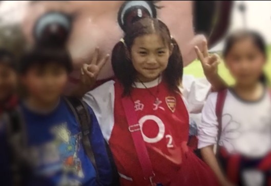 穿阿森纳球衣的小女孩长大后就是中国女足的领袖！