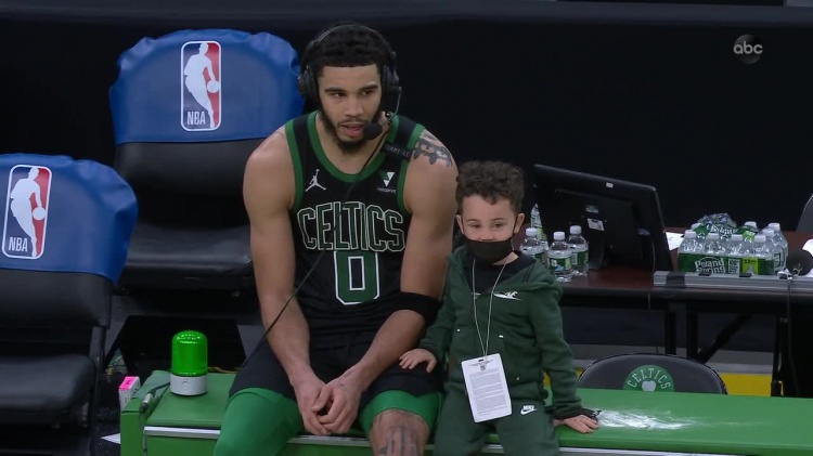 太爱了！在赛后的一次采访中 塔图姆和他的小儿子并肩而坐