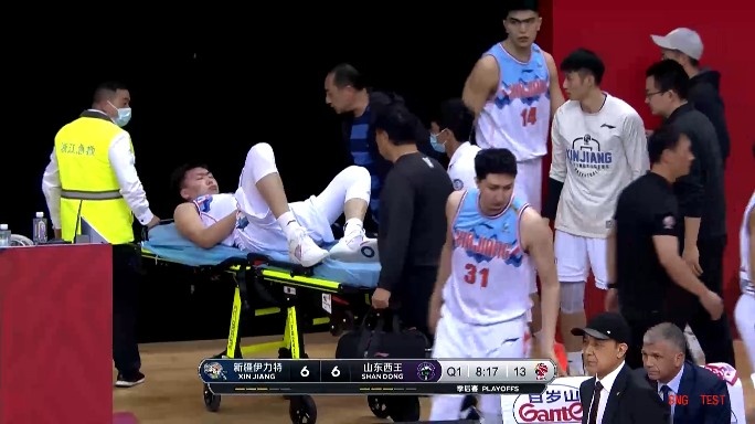 祝好！齐林抢到了篮板 扭伤了脚踝 被担架抬出了球场