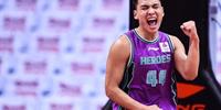 山东控球后卫陈培东在两场季后赛中场均16分 命中率72.2%