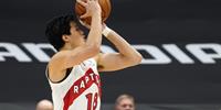 酸酸的 周一7: 30前猛龙为日本球迷宣布渡边签约