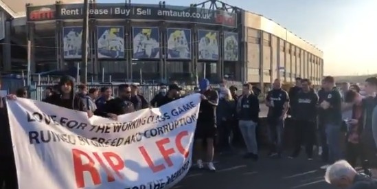 红军球迷在利兹联体育场外抗议欧足联 称BIG6为贪婪的混蛋