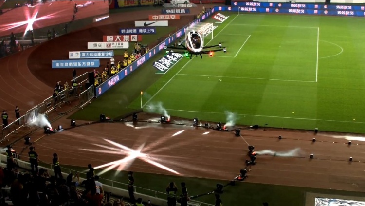 中超联赛开幕式:工作人员用无人机将火神杯带进体育场