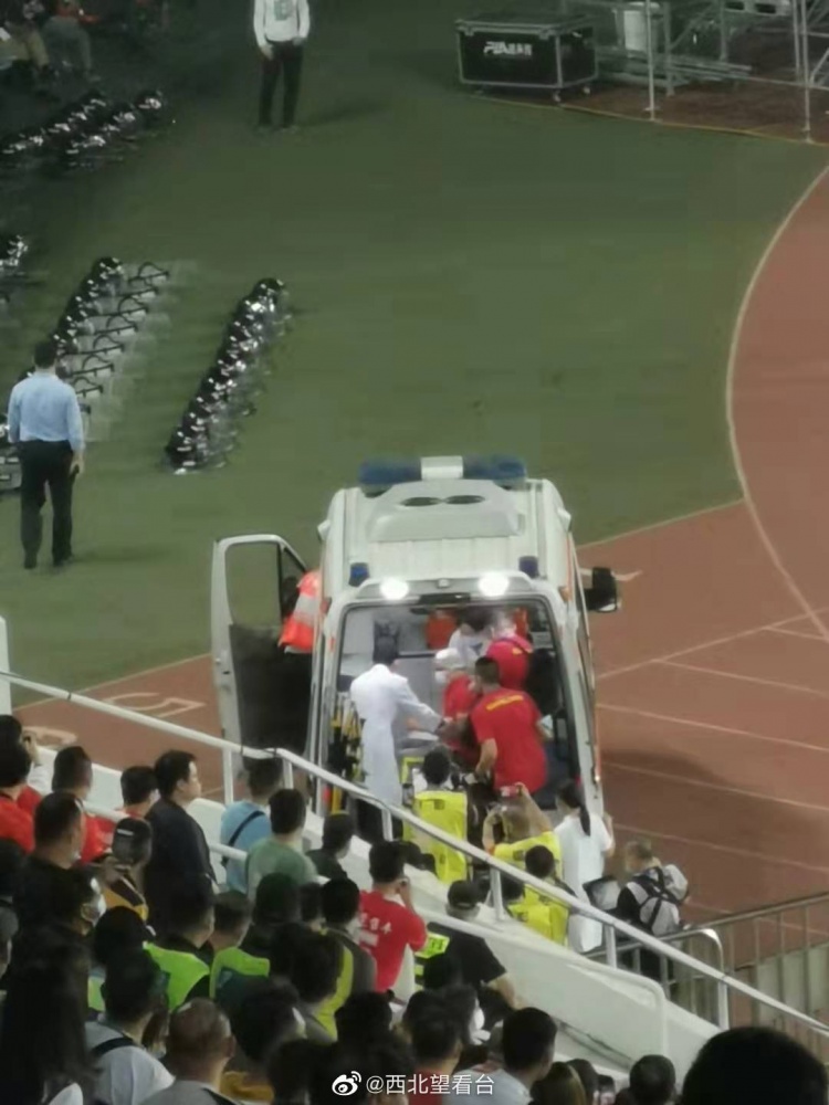 记者:艾克森头上绑着绷带接受治疗 并乘坐现场救护车前往医院