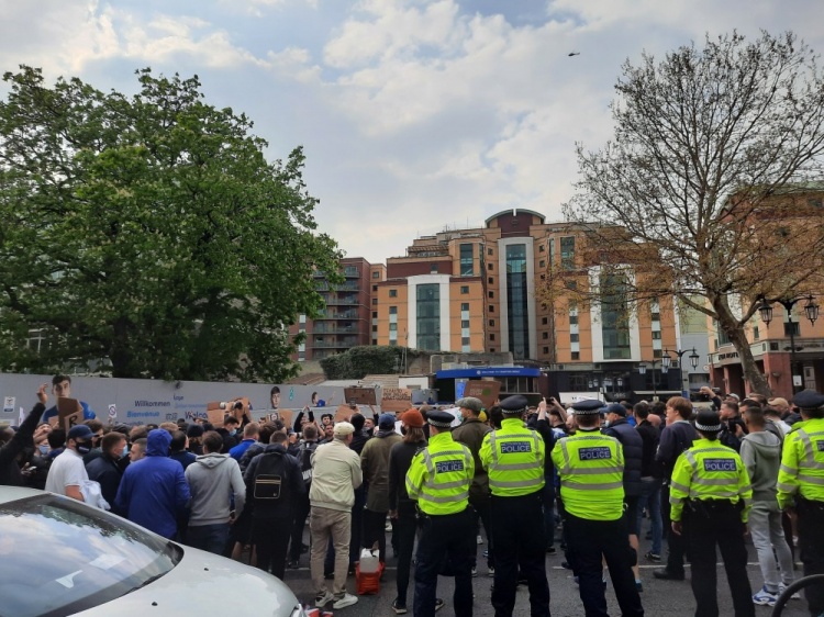 记者:大量切尔西球迷参加了反对欧洲超级联赛的抗议活动