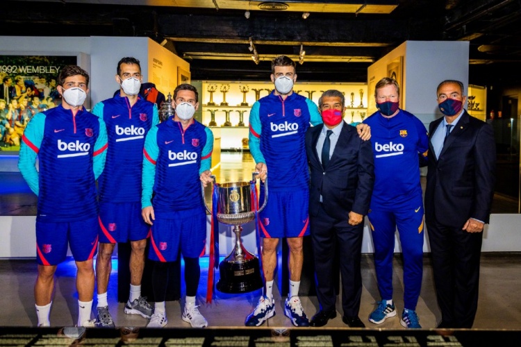 梅西、科尔曼和拉波尔塔共同将国王杯奖杯放入巴塞罗那博物馆