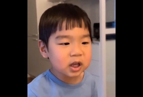 语言小天才！武磊的儿子在秀溪玩舌音